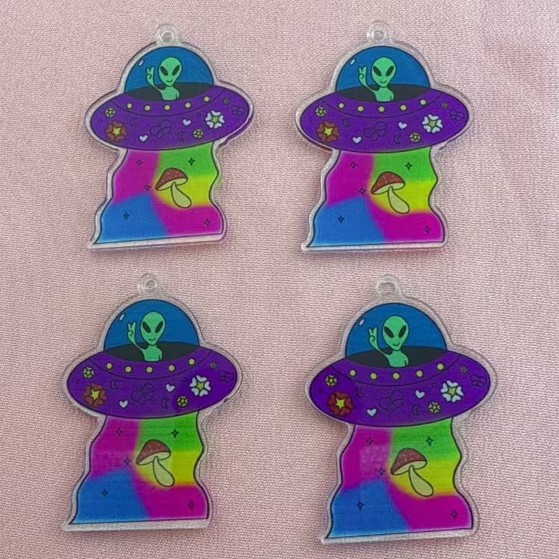 Earrings - 10 قطع من قلادات شخصيات فضائية