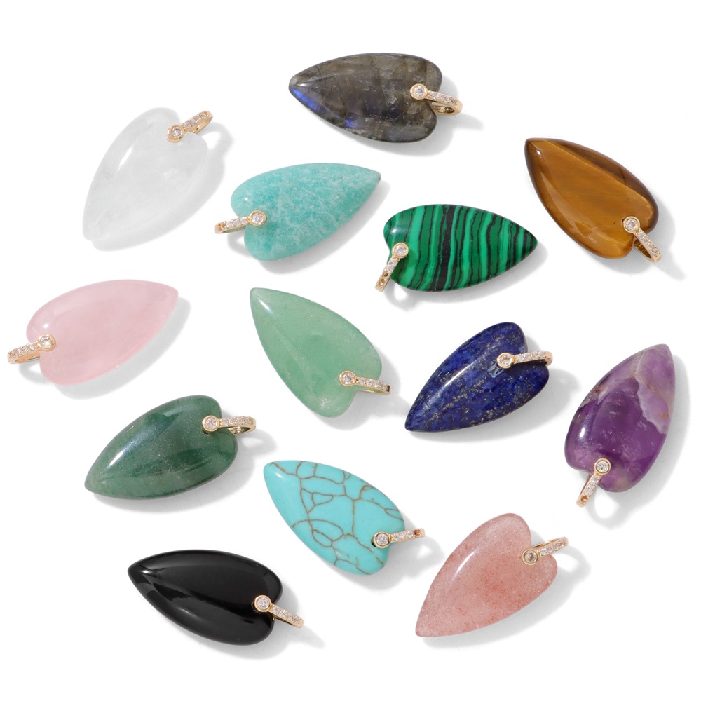 قطعتان من قلادة على شكل قلب من - مراجعة Crystal Pendant Necklace Natural Stone وسعره