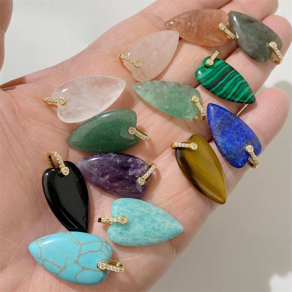 قطعتان من قلادة على شكل قلب من - مراجعة Crystal Pendant Necklace Natural Stone وسعره