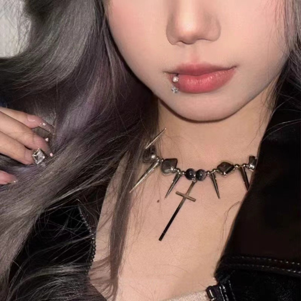 قلادة تشوكر بتصميم Y2k Subcult - مراجعة Goth Punk Spike Choker وسعره