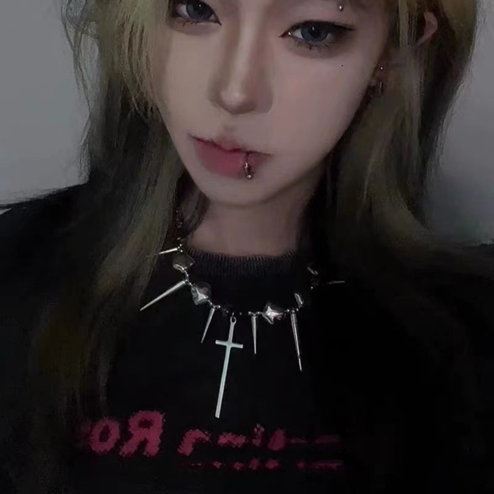 قلادة تشوكر بتصميم Y2k Subcult - مراجعة Goth Punk Spike Choker وسعره